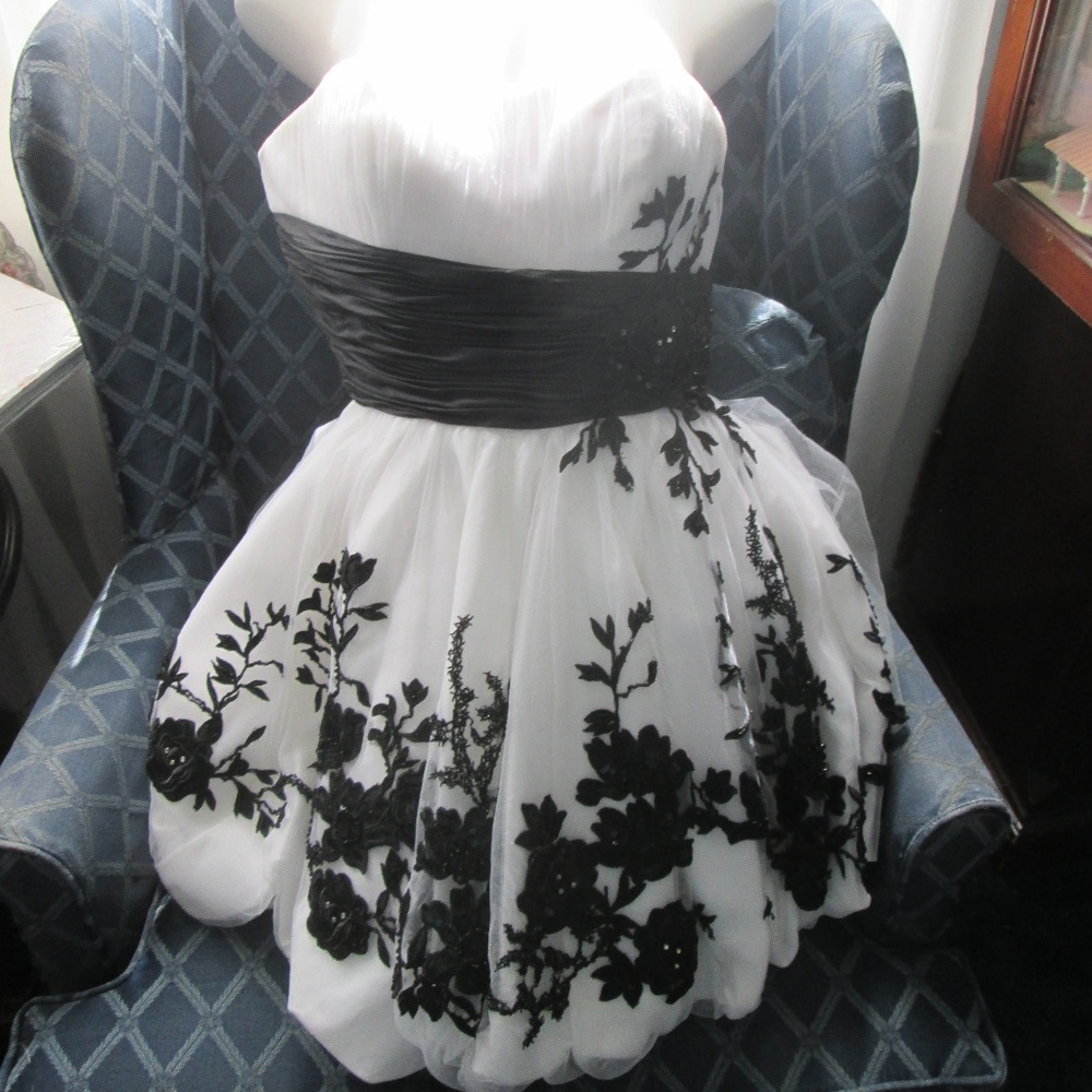 Mori Lee - White Strapless Aline Prom Dress-Size10